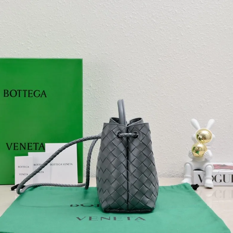 Batch 1860 B's 2024 spring and summer new style continues the brand's woven style with detailed metal knot switch buckles. This time, the shoulder straps are also made into tube weaves, showing different craftsmanship. The carrying method is versatile to create more different styles. Intrecciato woven leather small handbag, equipped with sliding crossbody strap. Internal compartments, including 1 zipper pocket and 2 open pockets with magnetic buckle closure. Size: 19*25*10.5cm, model: 7463#